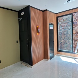 amplios espacios en doble altura, diseño moderno, excelente iluminación y distribución en dos niveles,