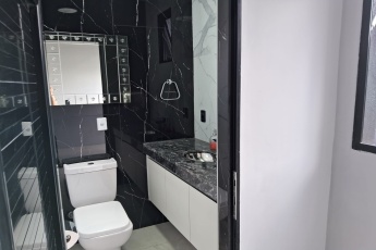 amplios espacios en doble altura, diseño moderno, excelente iluminación y distribución en dos niveles,