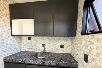 amplios espacios en doble altura, diseño moderno, excelente iluminación y distribución en dos niveles,
