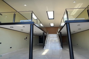 amplios espacios en doble altura, diseño moderno, excelente iluminación y distribución en dos niveles,