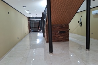 amplios espacios en doble altura, diseño moderno, excelente iluminación y distribución en dos niveles,